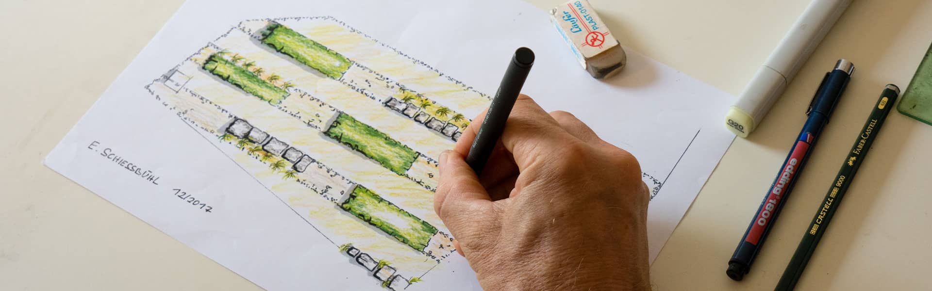 Erich Schießbühl beim zeichnen eines Gartenplans